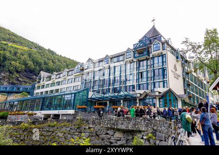 Geiranger, Norwegen. 31 agosto 2024. Geiranger, Norvegia 3108-2024 ha raccolto la stampa davanti all'Union Hotel a Geiranger credito: Albert Nieboer Netherlands OUT Point de Vue OUT/dpa/Alamy Live News Foto Stock