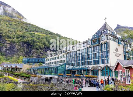 Geiranger, Norwegen. 31 agosto 2024. Geiranger, Norvegia 3108-2024 ha raccolto la stampa davanti all'Union Hotel a Geiranger credito: Albert Nieboer Netherlands OUT Point de Vue OUT/dpa/Alamy Live News Foto Stock