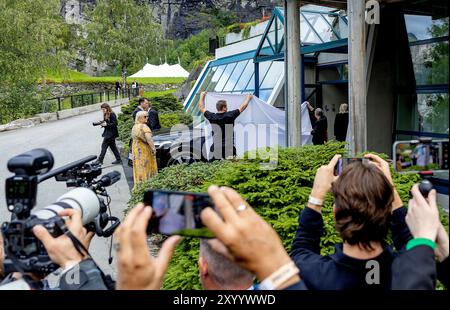 Geiranger, Norwegen. 31 agosto 2024. Geiranger, Norvegia 3108-2024 Press cerca di dare un'occhiata alla sposa The Union Hotel a Geiranger credito: Albert Nieboer Netherlands OUT Point de Vue OUT/dpa/Alamy Live News Foto Stock