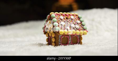 Casa del pane allo zenzero decorata con cura Foto Stock