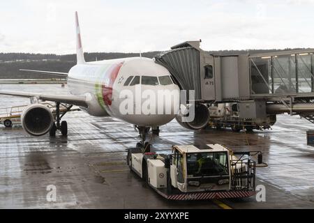 Volo, aereo passeggeri Teofilo Braga del tipo Airbus A320 della compagnia aerea TAP Air Portugal con rimorchiatore durante il pushback al terminal in Foto Stock