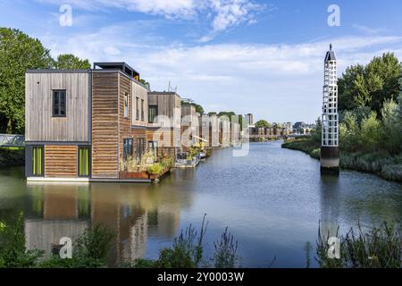 18 edifici residenziali galleggianti Havenlofts Nassauhaven, energia neutra, celle solari, calore da biomassa, costruzioni in legno, i propri trattamenti per le acque reflue Foto Stock