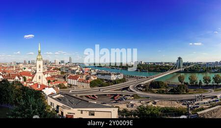 Paesaggio urbano di Bratislava visto dal suo castello Foto Stock
