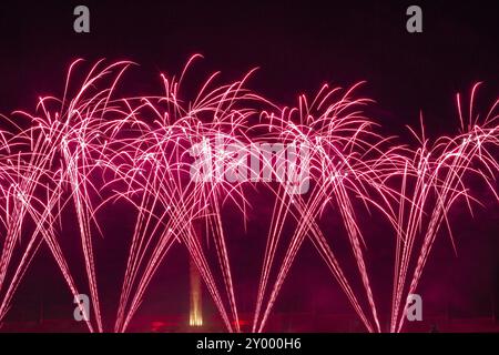 Scintillanti fuochi d'artificio e saluto di vari colori nel cielo notturno Foto Stock