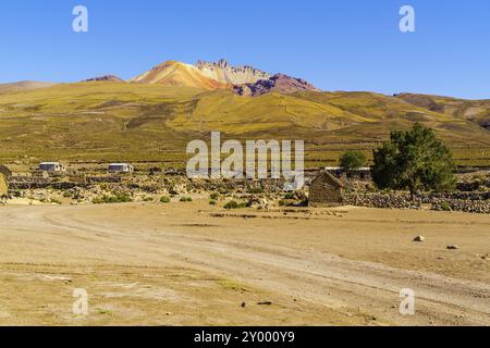 Villaggio di Coqueza e vulcano dormiente a Solar De Uyuni, Bolivia, Sud America Foto Stock