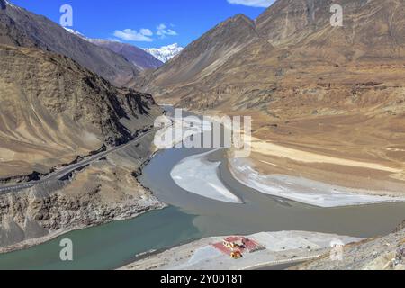 Confluenza del fiume Zanskar e del fiume Indo a Leh, regione del Ladakh, India, Asia Foto Stock