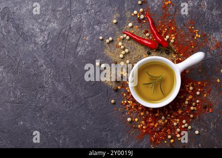 Rosso, nero e bianco peperoni e olio d'oliva nera su sfondo di pietra, vista dall'alto con spazio di copia Foto Stock