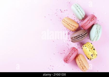 Colorati macarons francese su sfondo rosa traditioanal deserto in Francia Foto Stock