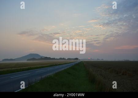 Corona di campagna in Sassonia a Goerlitz. Corona di campagna vicino a Goerlitz nella nebbia mattutina Foto Stock