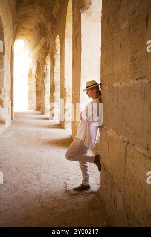 Donna in Tunisia, apmphitheatre romano di El Jem. Il più grande colosseo del Nord Africa. El Jem, Tunisia. UNESCO Foto Stock