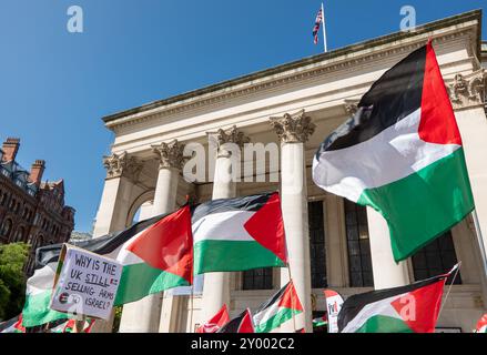 Manchester, Regno Unito. 31 agosto 2024. Bandiere palestinesi davanti alla biblioteca di Manchester. Manifestanti palestinesi a Manchester nel loro 48esimo fine settimana di protesta dopo l'attacco di Hamas il 7 ottobre. I manifestanti marciarono attraverso il centro di Manchester iniziando e finendo in Piazza San Pietro. La marcia si fermò all'edificio assicurativo di Axa, in King Street, per ringraziare la compagnia per il disinvestimento in Israele. Autobus e tram furono trattenuti mentre la marcia procedeva con una scorta della polizia. Manchester Regno Unito. Immagini garyroberts/Worldwide Features. Crediti: GaryRobertsphotography/Alamy Live News Foto Stock