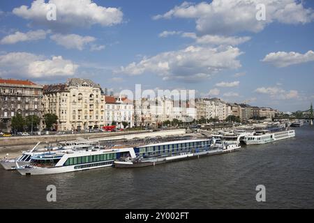 Ungheria, città di Budapest, navi da crociera passeggeri sul lungomare di Pest, appartamenti, edifici storici sul Danubio, Europa Foto Stock