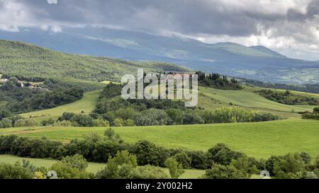 PIENZA, TOSCANA, ITALIA, 20 MAGGIO: Paesaggio verdeggiante e antico casale in Toscana il 20 maggio 2013 Foto Stock