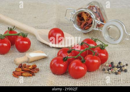 Pomodoro ciliegino con spezie diverse Foto Stock