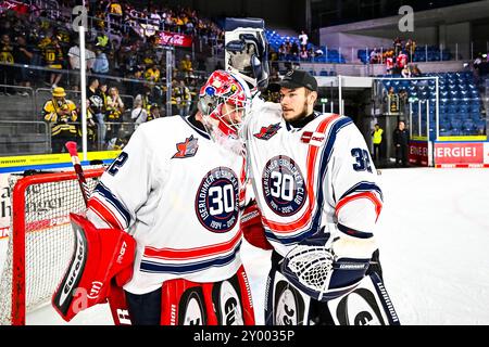 Krefeld, Germania. 31 agosto 2024. Jubel, Freude bei Andreas Andy Jenike (Iserlohn Roosters, #92) Hendrik Hane (Iserlohn Roosters, #32), GER, Krefeld Pinguine vs. Iserlohn Roosters, Eishockey, TIMOCOM NRW-Cup, Halbfinale, Spielzeit 2023/2024, 31.08.2024, foto: Jonas Brockmann/Eibner-Pressefoto credito: dpa/Alamy Live News Foto Stock