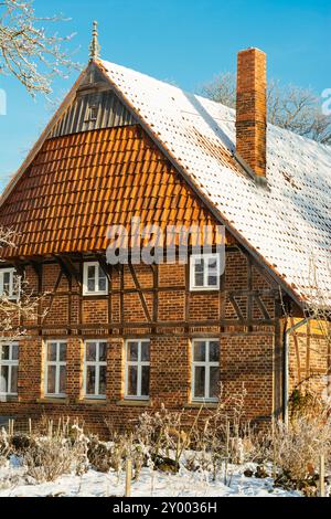 Germania, Renania settentrionale-Vestfalia, Petershagen, fattoria tradizionale Westfalia con travi in legno (stile: Vierständerhaus) dal 1875 in inverno. Foto Stock