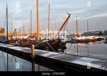 Naviga, yacht e vanta il porto turistico di Groningen, Paesi Bassi Foto Stock