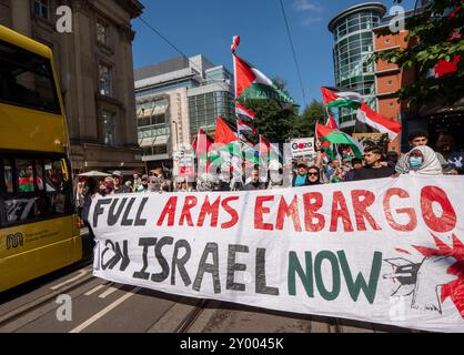 Manchester, Regno Unito. 31 agosto 2024. Striscione che chiede un embargo sulle armi contro Israele accanto all'autobus Manchester Beenetwork. Manifestanti palestinesi a Manchester nel loro 48esimo fine settimana di protesta dopo l'attacco di Hamas il 7 ottobre. I manifestanti marciarono attraverso il centro di Manchester iniziando e finendo in Piazza San Pietro. La marcia si fermò all'edificio assicurativo di Axa, in King Street, per ringraziare la compagnia per il disinvestimento in Israele. Autobus e tram furono trattenuti mentre la marcia procedeva con una scorta della polizia. Manchester Regno Unito. Immagini garyroberts/Worldwide Features. Credito: GaryRobertsphotogr Foto Stock