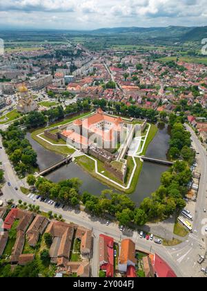 Fagaras City, Romania prospettiva di droni aerei. Nel mezzo si trova la Cittadella di Fagaras circondata dall'acqua. La fortezza era una prigione per detenuti politici Foto Stock