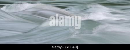 Acqua che scorre sulle rocce nelle rapide Foto Stock