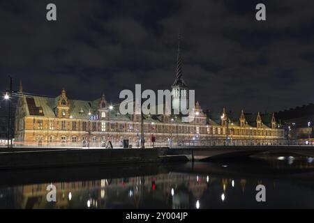 Copenaghen, Danimarca, 22 marzo 2016: L'edificio della borsa di Copenaghen di notte, Europa Foto Stock