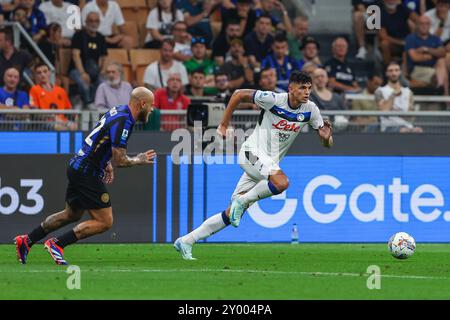 (R-L) Raoul Bellanova dell'Atalanta BC visto in azione con Federico Dimarco dell'FC Internazionale durante la partita di calcio di serie A 2024/25 tra FC Internazionale e Atalanta BC allo Stadio Giuseppe Meazza, Milano, Italia il 30 agosto 2024 - foto FCI / Fabrizio Carabelli punteggio finale; Inter 4:0 Atalanta. Foto Stock