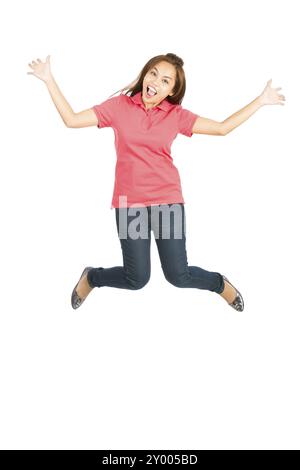Donna asiatica carina in abiti casual, che salta in aria con un sorriso esagerato, braccia e gambe allungate, mostrando un'estrema felicità, estatica, o Foto Stock