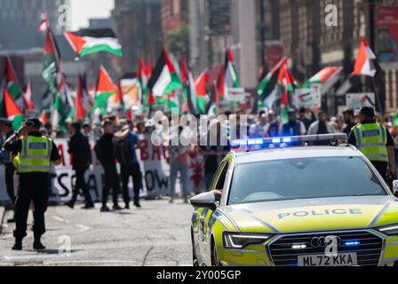 Manchester, Regno Unito. 31 agosto 2024. Manifestanti palestinesi a Manchester nel loro 48esimo fine settimana di protesta dopo l'attacco di Hamas il 7 ottobre. I manifestanti marciarono attraverso il centro di Manchester iniziando e finendo in Piazza San Pietro. La marcia si fermò all'edificio assicurativo di Axa, in King Street, per ringraziare la compagnia per il disinvestimento in Israele. Autobus e tram furono trattenuti mentre la marcia procedeva con una scorta della polizia. Manchester Regno Unito. Immagini garyroberts/Worldwide Features. Crediti: GaryRobertsphotography/Alamy Live News Foto Stock