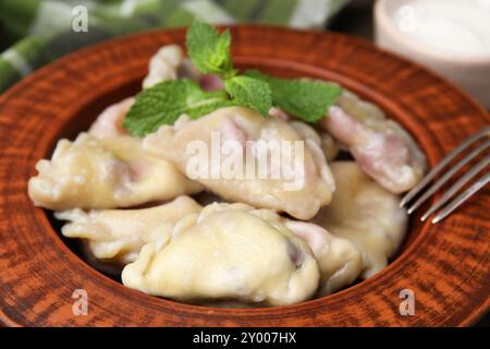 Gnocchi ucraini tradizionali (varenyky) con ciliegie servite sul tavolo, primo piano Foto Stock