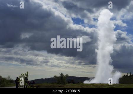 Strokkur geyser erupting, Golden Circle, Islanda, Europa Foto Stock