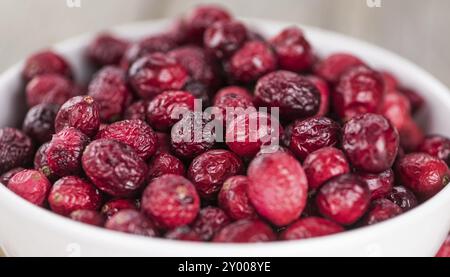 Mirtilli rossi secchi su un vecchio tavolo di legno (messa a fuoco selettiva) Foto Stock