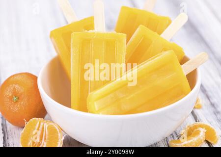 Porzione di papaveri mandarini freschi fatti in casa (primo piano, attenzione selettiva) su un sfondo vintage Foto Stock