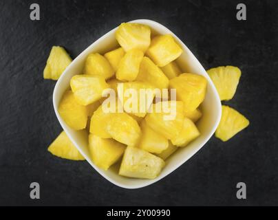 Alcuni fatti in casa (ananas a fette come dettagliato di close-up shot, il fuoco selettivo Foto Stock