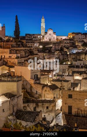 Il Sasso Caveoso di Matera con la bellissima cattedrale di notte Foto Stock