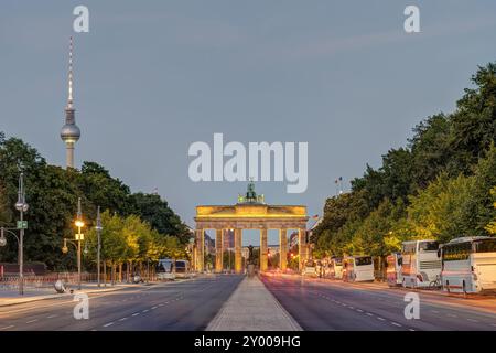 La porta di Brandeburgo e la torre della televisione di Berlino al tramonto Foto Stock