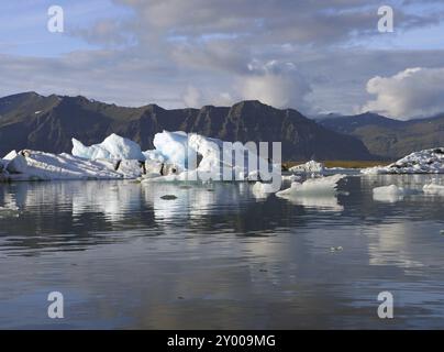 Iceberg sul lago glaciale Joekulsarlon in Islanda Foto Stock