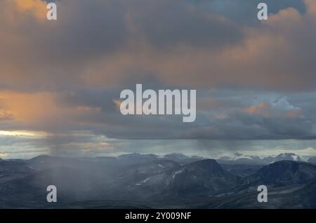 Doccia a pioggia serale nel Parco Nazionale Dovrefjell-Sunndalsfjella, Oppland Fylke, Norvegia, settembre 2011, Europa Foto Stock