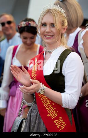 Tradizionale festa popolare a Muehldorf, Mühldorf am Inn, alta Baviera, Germania, agosto 30 2024, la regina del Festival Julia Huber Foto Stock