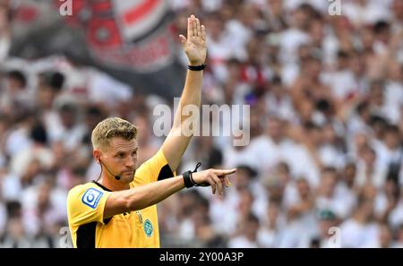 Stoccarda, Germania. 31 agosto 2024. Schiedsrichter arbitro timo Gerach Gestik Geste VfB Stoccarda vs 1. FSV MAINZ 05 31.08.2024 LE NORMATIVE DFL VIETANO QUALSIASI UTILIZZO DI FOTOGRAFIE COME SEQUENZE DI IMMAGINI E/O QUASI-VIDEO/DPA/ALAMY LIVE NEWS Foto Stock