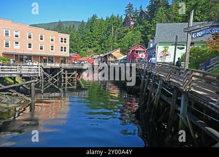 Uno dei porti più memorabili lungo il passaggio interno dell'Alaska è Ketchikan, un villaggio di pescatori unico vicino a Juneau. Foto Stock