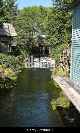 Uno dei porti più memorabili lungo il passaggio interno dell'Alaska è Ketchikan, un villaggio di pescatori unico vicino a Juneau. Foto Stock