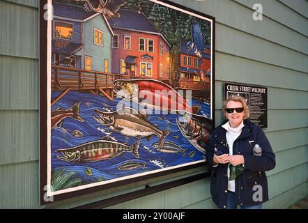 Uno dei porti più memorabili lungo il passaggio interno dell'Alaska è Ketchikan, un villaggio di pescatori unico vicino a Juneau. Un'immagine interessante! Foto Stock