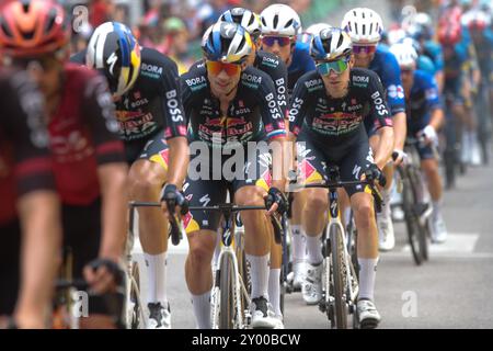 Primoz Roglic ha paura perché ha avuto una foratura e ha scambiato una moto con un compagno di squadra, ma non ha perso alcun tempo contro Villablino nella 14a tappa Vuelta 2024 Foto Stock