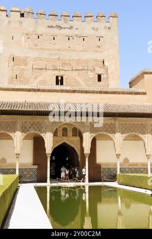 Granada, Spagna, 14 agosto 2011: Dettaglio della Torre Comares e del cortile del mirto o Corte della Benedizione nell'Alhambra di Granada. Questo beauti Foto Stock