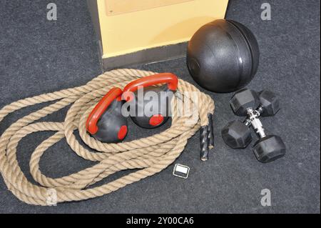 Funzionale, fitness e CrossFit. Attrezzature CrossFit in studio Foto Stock