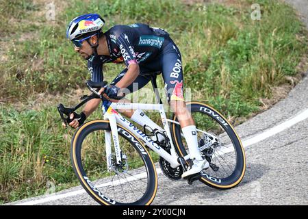 Primoz Roglic ha paura perché ha avuto una foratura e ha scambiato una moto con un compagno di squadra, ma non ha perso alcun tempo contro Villablino nella 14a tappa Vuelta 2024 Foto Stock