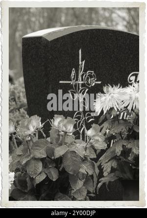 Sistemazione del cimitero, sistemazione floreale del cimitero Foto Stock