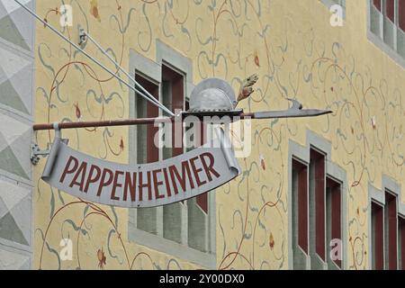 Insegna sul naso dell'edificio storico Pappenheimer con pitture murali e decorazioni, lancia con casco, iscrizione, arte e artigianato, piazza del mercato, IT Foto Stock