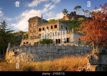 Edificio in rovina abbandonato del Termas Radium Hotel Serra da pena a Sortelha con splendidi alberi colorati al tramonto, Portogallo, Europa Foto Stock