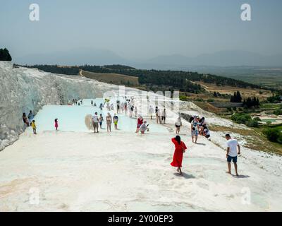 Terrazze in travertino Pamukkale e l'antica città greca di Hierapolis, Turchia Foto Stock